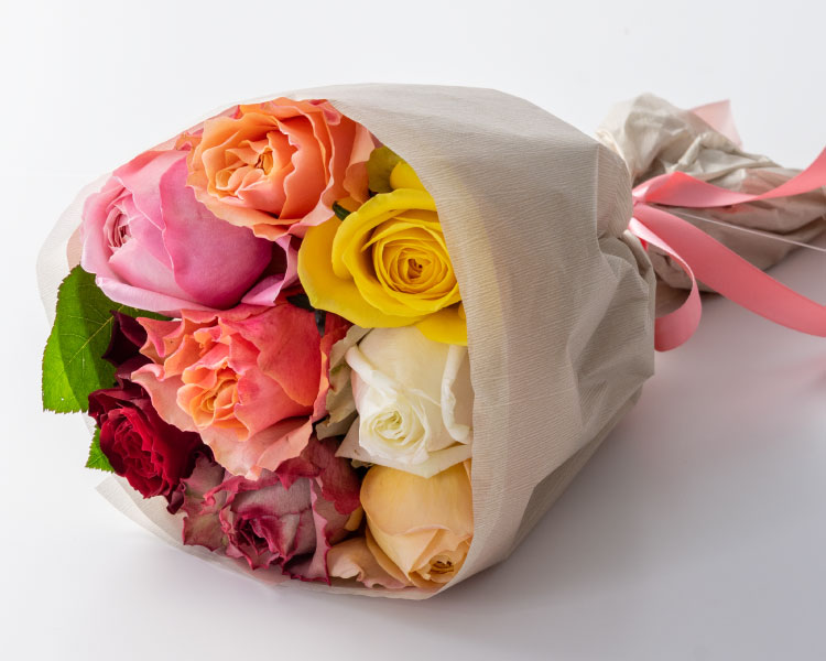 どなたにも贈りやすいミックスカラーのバラを花束に。