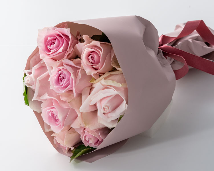 女性や家族向けに人気の、ピンクのバラを花束に。