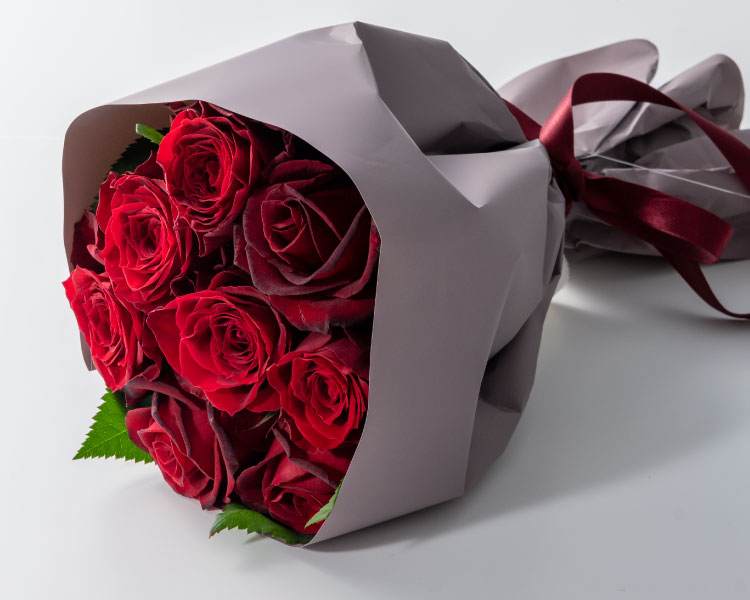 恋人や奥さん向けに人気の、赤いバラを花束に。