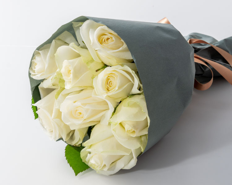 結婚式や門出のお祝い、父の日におすすめの白いバラの花束。