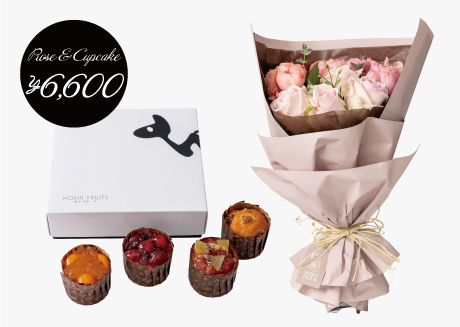 バラの花束とカップケーキのセット。