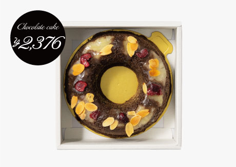 ホシフルーツの誕生日祝いスイーツ・お菓子_パインがのったチョコレートケーキ。