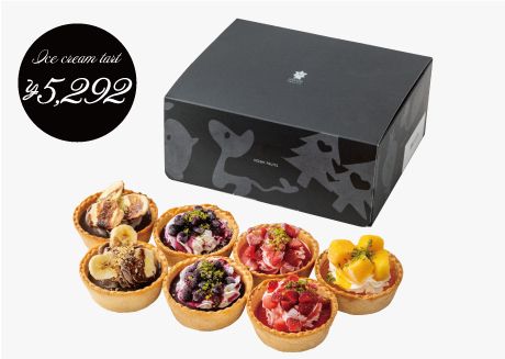 結婚祝いのお返し・内祝いにおしゃれなお菓子・旬のフルーツ_ホシフルーツ_苺やバナナがのったタルトケーキのようなアイス。