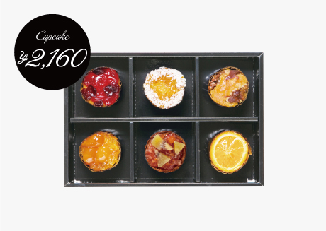 フルーツや梅などがのったカップケーキ。