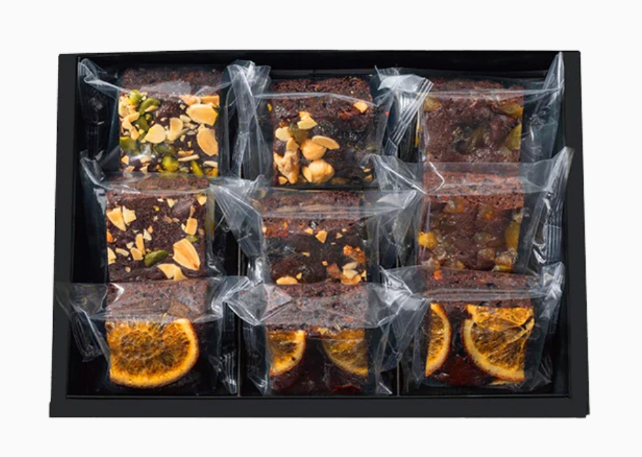 結婚祝いのお返し・内祝いにおしゃれなお菓子・旬のフルーツ_ホシフルーツ_ナッツとドライフルーツがのったブラウニー。