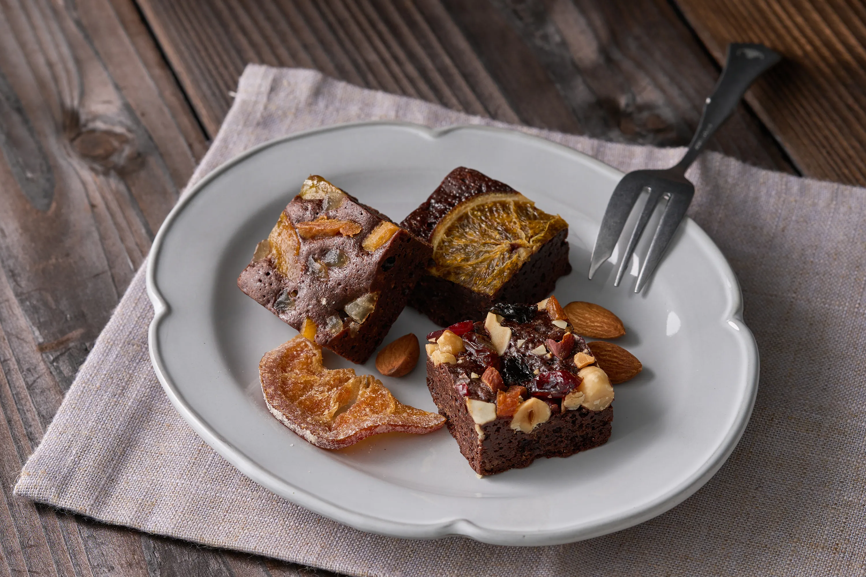 ナッツとドライフルーツの贅沢ブラウニー