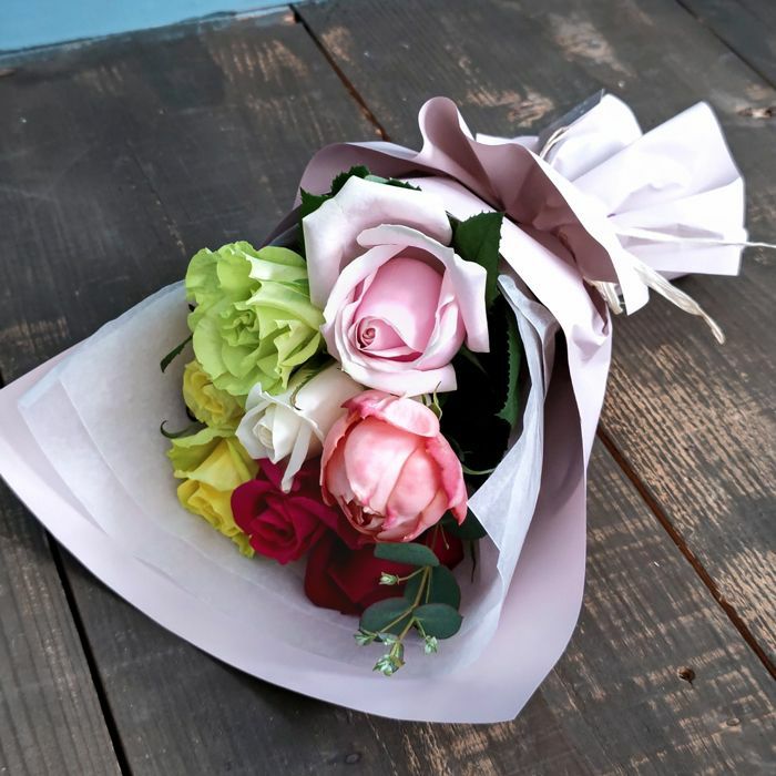 カラフルで、イベントや記念日など幅広く対応できる、人気No.1カラーの花束