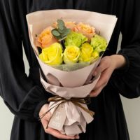 女性への贈り物にオススメの黄色やオレンジ、緑のバラのブーケ