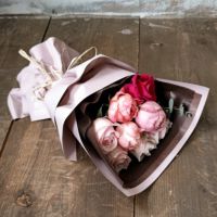 花言葉のように上品な、女性の友人・家族へのギフトに人気のピンクの花束