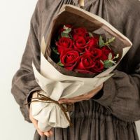 女性への贈り物にオススメの真っ赤なバラのブーケ