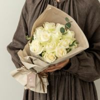 深い尊敬、などの花言葉を持ち、退職祝いや父の日に人気の白いバラのブーケ