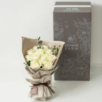オリジナルデザインボックスでお届けする、ギフトに人気の真っ白な花束