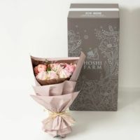 オリジナルデザインボックスでお届けする、ギフトに人気のピンクの花束