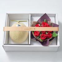 ホシフルーツ_メロンと薔薇のギフトセット_花と実の極み きらら星　静岡県産アールスメロン＆そのまま飾れる薔薇アレンジメントルージュ