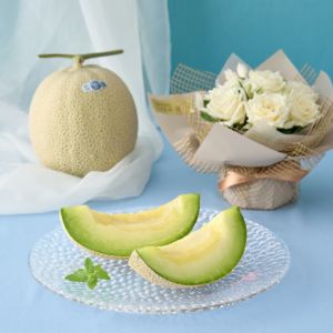 【送料込】花と実の極み きらら星　静岡県産アールスメロン＆薔薇アレンジメント ピュア《FMR-03D》