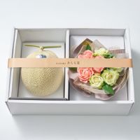 ホシフルーツ_メロンと薔薇のギフトセット_花と実の極み きらら星　静岡県産アールスメロン＆そのまま飾れる薔薇アレンジメントロマン