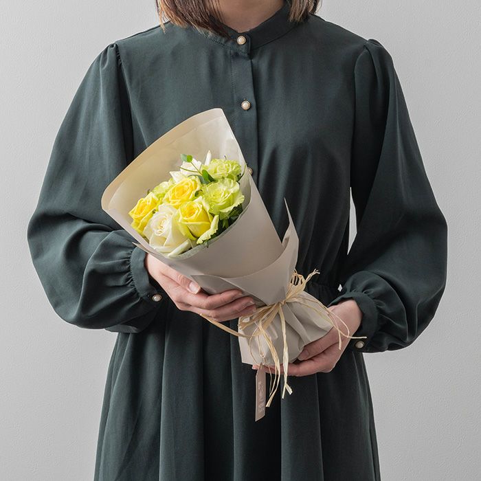 ホワイト・イエロー・グリーンの３色のバラ８本の花束_ホシファーム フリルブーケ８本＆ホシフルーツ煌めき果実のカップケーキ