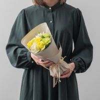 ホワイト・イエロー・グリーンの３色のバラ８本の花束
