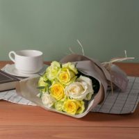 白・黄色・黄緑のバラ８本の花束_ホシファーム フリルブーケ８本＆ホシフルーツ煌めき果実のカップケーキ