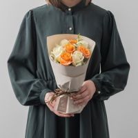 ホワイト・オレンジの２色のバラ８本の花束_ホシファーム フリルブーケ８本＆ホシフルーツ煌めき果実のカップケーキ