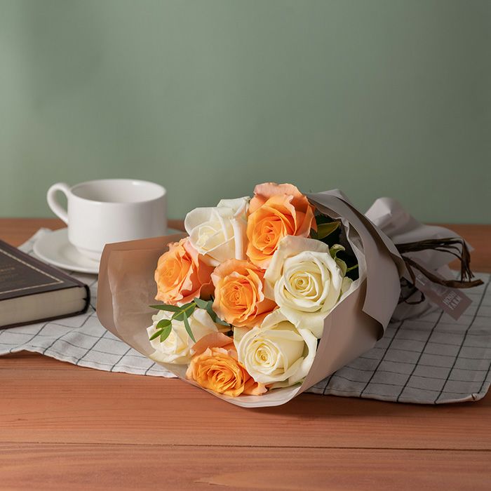 白・オレンジのバラ８本の花束_ホシファーム フリルブーケ８本＆ホシフルーツ煌めき果実のカップケーキ