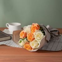 白・オレンジのバラ８本の花束_ホシファーム フリルブーケ８本＆ホシフルーツ煌めき果実のカップケーキ