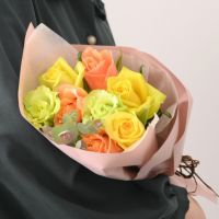 オレンジ・黄色・黄緑のバラ８本の花束