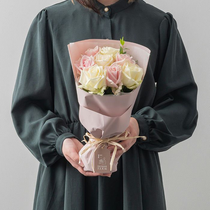 ホワイト・ピンクの２色のバラ８本の花束