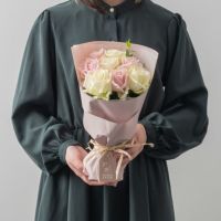 ホワイト・ピンクの２色のバラ８本の花束