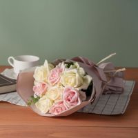 白・ピンクのバラ８本の花束