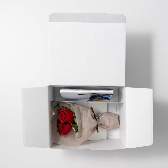 ミニブーケとお菓子が入った箱