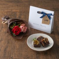薔薇のミニブーケ　ニュアンスレッド２本＆ホシフルーツ贅沢ブラウニー３個入