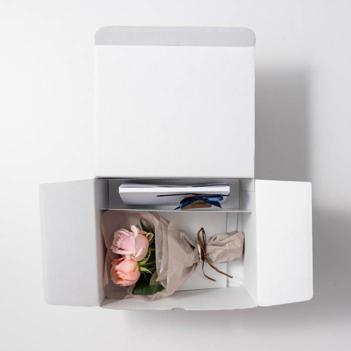 ミニブーケとお菓子が入った箱