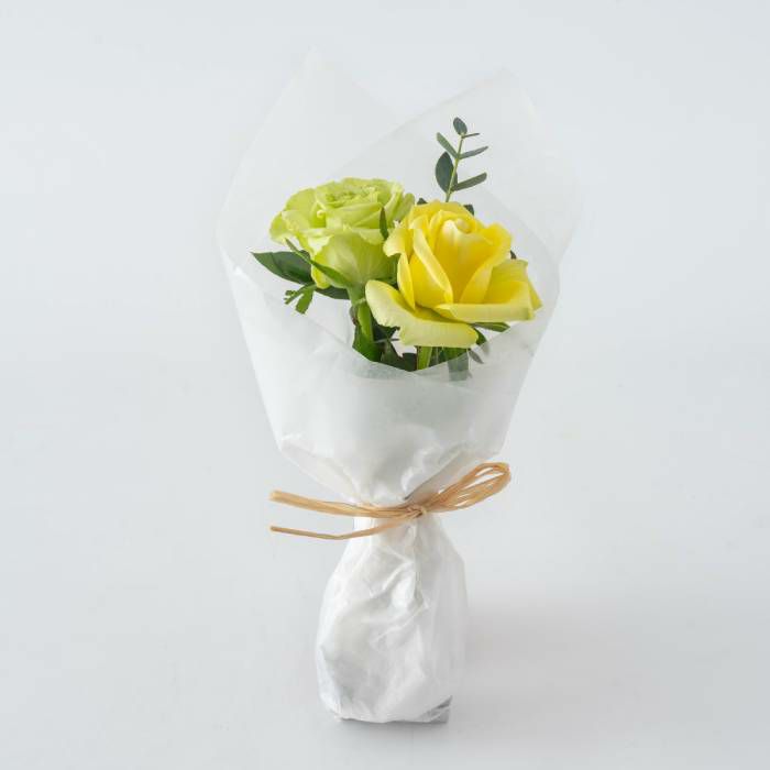 黄色と黄緑のバラ２本のミニブーケ
