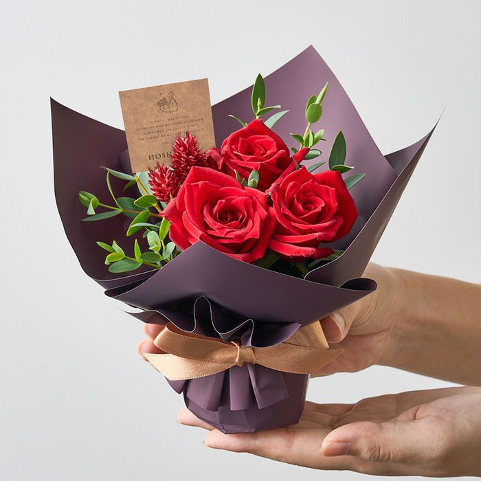 手にのるサイズの真っ赤な薔薇のミニアレンジメント