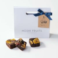 ナッツとドライフルーツがのったブラウニー