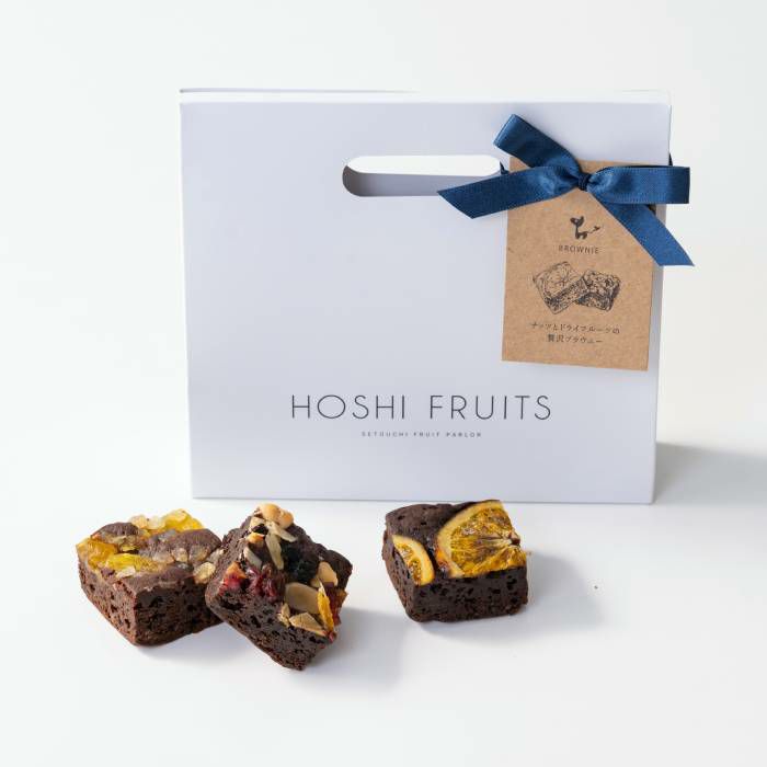 ナッツとドライフルーツがのったブラウニー