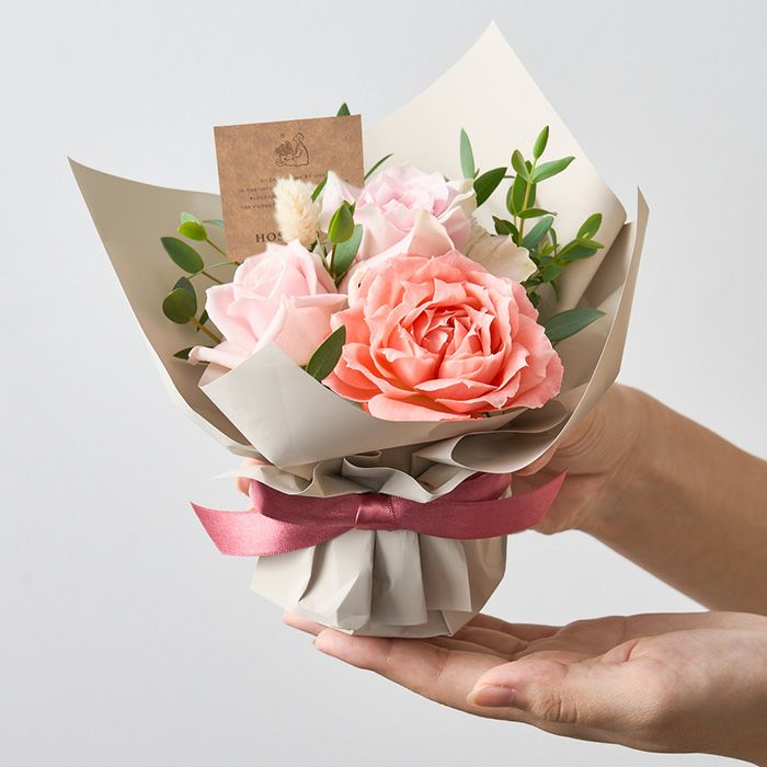 手にのるサイズのピンク薔薇のミニアレンジメント