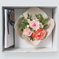お菓子とバラのアレンジメントが入った箱