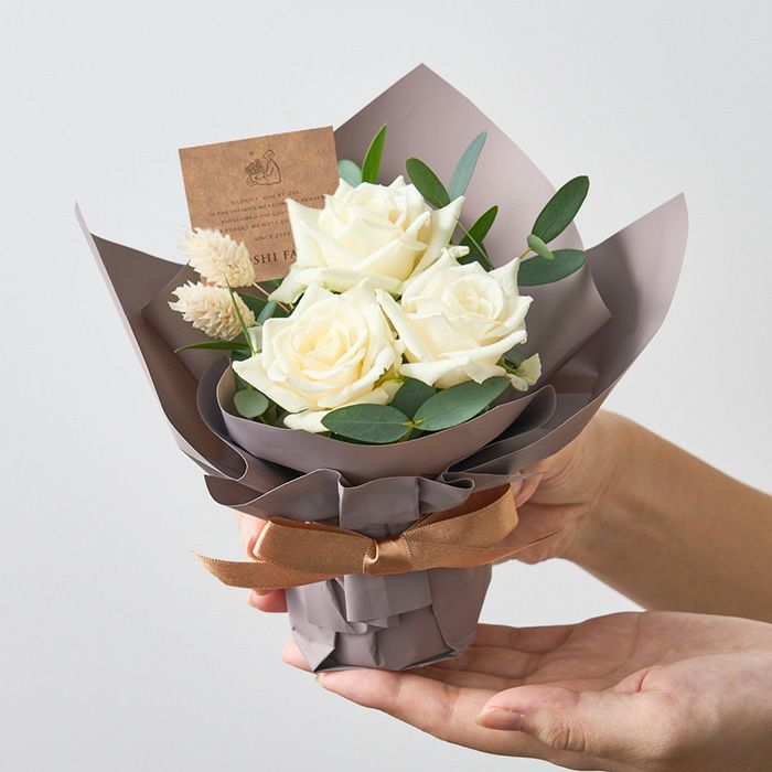 手にのるサイズの白薔薇ミニアレンジメント